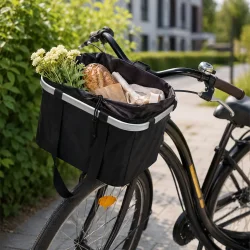 Aftagelig cykelkurv monteret foran p� cykel med indk�b og blomster i udend�rs milj�
