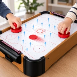 Airhockey bord i brug med luftsystem under pucken og to r�de slagpinde