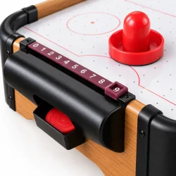 Airhockey bord med n�rbillede af pointt�ller, m�lomr�de og r�d slagpind