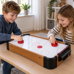Airhockey til b�rn, hvor to b�rn spiller mod hinanden ved bordet derhjemme