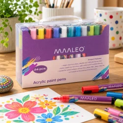 Akryltusser i kreativt atelier med farverige blomstermotiver p� papir, l�se tusser og opbevaringsetui.