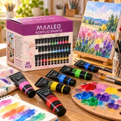 Akrylmaling s�t med farvetuber, palet og maleri i et lyst kreativt atelier.