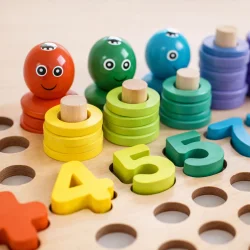 Alt: Detalje af aktivitetsbr�t i tr� med tal, former og perler