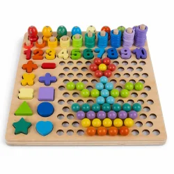 Alt: Aktivitetsbr�t i tr� med tal, former og perler p� hvid baggrund