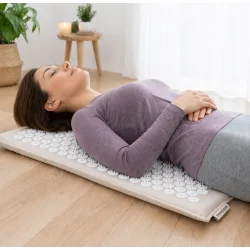 Akupressur pigm�tte i brug til afslapning og smertelindring af ryg og nakke hjemme