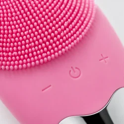 Ansigtsb�rste i silikone med sonisk rens close-up af bl�de silikoneb�rster og knapper