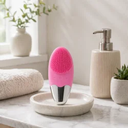 Ansigtsb�rste i silikone med sonisk rens placeret i moderne badev�relsesmilj�