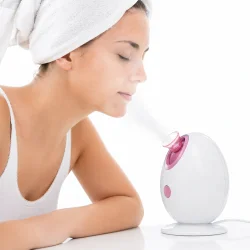 ansigtsdamper til ansigtsrens i brug med damp til hudpleje