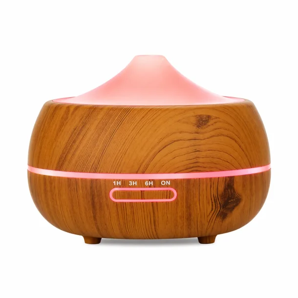 Aroma befugtningsapparat med LED og tr�effekt p� hvid baggrund &ndash; ultralyd diffuser med damp og LED lys