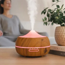 Aroma befugtningsapparat med LED og tr�effekt i brug &ndash; skaber rolig atmosf�re med damp og stemningslys