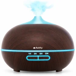 Aroma diffuser med m�rkt tr�look, bl� lysring og synlig damp fra toppen.