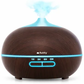 Aroma diffuser med m�rkt tr�look, bl� lysring og synlig damp fra toppen.