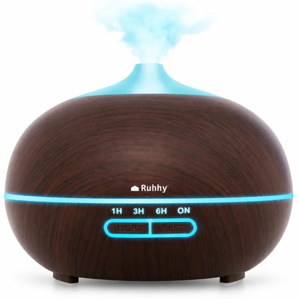 Aroma diffuser med m�rkt tr�look, bl� lysring og synlig damp fra toppen.