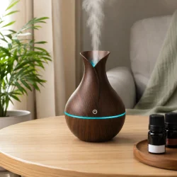 Aroma diffuser og luftfugter med ultralydsdamp placeret i moderne stue med �teriske olier