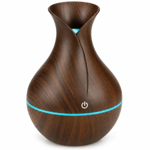 Aroma diffuser i m�rkt tr�look med bl� RGB-lysring og hvidt power-symbol.