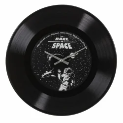 Retro v�gur med astronaut motiv i vinylplade design p� hvid baggrund med sort urskive og rumtema �38 cm