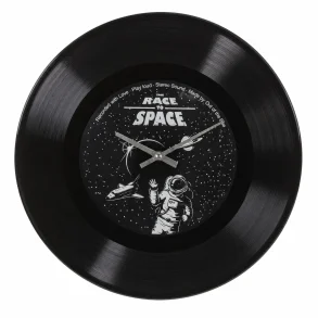 Retro v�gur med astronaut motiv i vinylplade design p� hvid baggrund med sort urskive og rumtema �38 cm