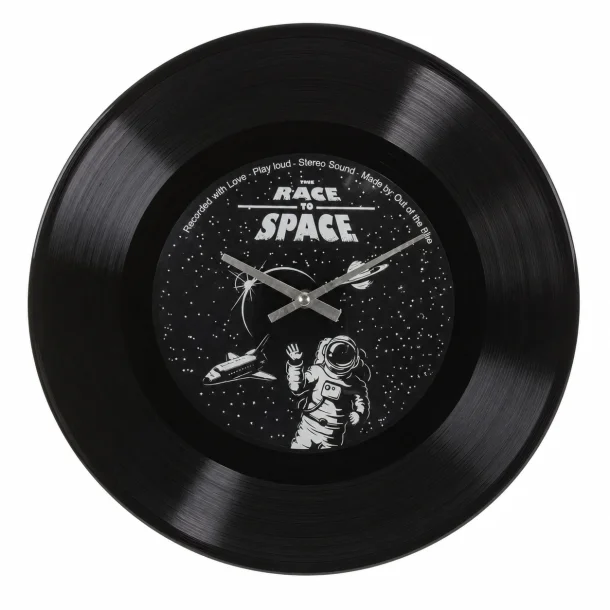 Retro v�gur med astronaut motiv i vinylplade design p� hvid baggrund med sort urskive og rumtema �38 cm