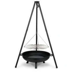 B�lgrill med trebenet stativ, h�ngende grillrist og sort b�lsted til udend�rs madlavning