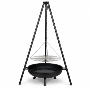 B�lgrill med trebenet stativ, h�ngende grillrist og sort b�lsted til udend�rs madlavning