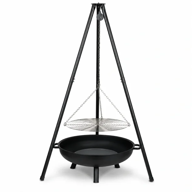 B�lgrill med trebenet stativ, h�ngende grillrist og sort b�lsted til udend�rs madlavning