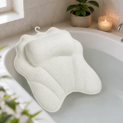 Hvid badepude med nakkest�tte placeret i badekar i moderne badev�relse