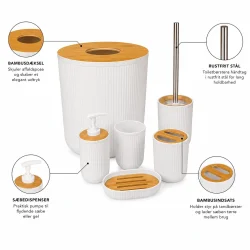 Badev�relsestilbeh�r med bambusdetaljer og funktioner p� affaldsspand, toiletb�rste, s�bedispenser, tandb�rsteholder og s�besk�l
