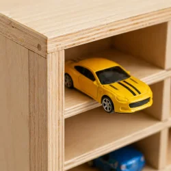 Bil hylde b�rn i tr� med mange rum close up af tr� og detaljer