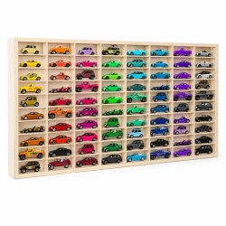 Bilhylde til leget�jsbiler i tr� med 80 rum p� hvid baggrund med naturlig skygge 