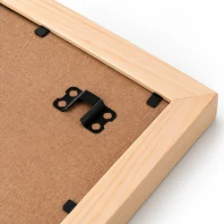 Billedramme i tr� med n�rbillede af fyrretr�, MDF-bagplade, beslag og holdeclips