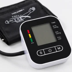 Detaljebillede af blodtryksm�ler overarm og manchet