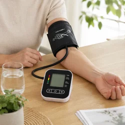 Blodtryksm�ler overarm i brug med pulsm�ling i hjemmet
