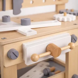 Detaljebillede af skruestik og arbejdsflade p� b�rne arbejdsb�nk i tr�