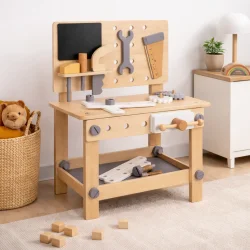 B�rne arbejdsb�nk i tr� placeret i lyst b�rnev�relse med roligt nordisk milj