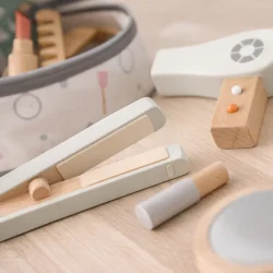 B�rne makeup og fris�r s�t i tr� med taske detalje af tr� og tilbeh�r