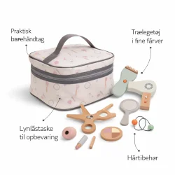 B�rne makeup og fris�r s�t i tr� med taske med funktioner og tilbeh�r vist
