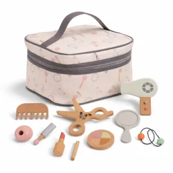 B�rne makeup og fris�r s�t i tr� med taske samlet produkt p� hvid baggrund