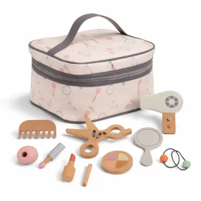 B�rne makeup og fris�r s�t i tr� med taske samlet produkt p� hvid baggrund