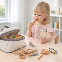 B�rne makeup og fris�r s�t i tr� med taske i brug til rolleleg ved bord