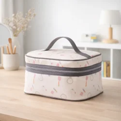 B�rne makeup og fris�r s�t i tr� med taske placeret i moderne interi�r