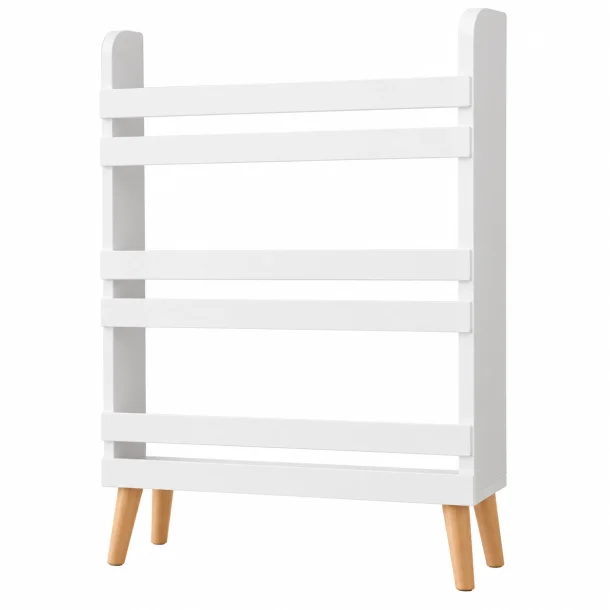 Hvid b�rnebogreol med tre opbevaringsniveauer, frontlameller og ben i naturtr� p� hvid baggrund.