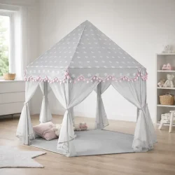 B�rnetelt indend�rs i moderne b�rnev�relse &ndash; stort legetelt i gr� og pink med gardiner