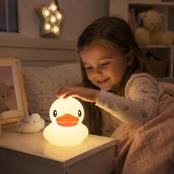 B�rnev�relse lampe med barn der bruger natlampe b�rn LED and som hyggeligt v�gelys ved sengetid