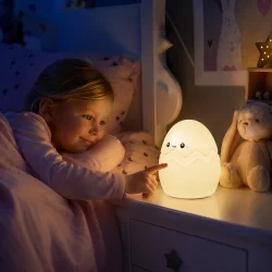 Bordlampe til b�rn med farvet LED lys ved seng p� hyggeligt b�rnev�relse