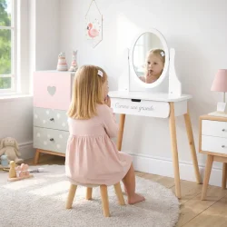 B�rne sminkebord med spejl og skuffe brugt p� b�rnev�relse af barn