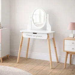B�rne sminkebord med spejl og skuffe i lyst nordisk b�rnev�relse