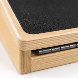 Detaljebillede af slant board i tr� med skridsikker overflade og solid metalh�ngsel