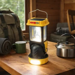 Camping lampe med solcelle og 5 lysfunktioner i brug p� campingbord