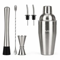 Cocktail shaker s�t i rustfrit st�l med shaker, barske, muddler, jigger og h�ldetude p� hvid baggrund