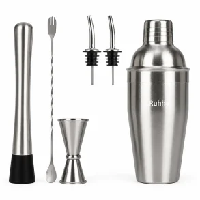 Cocktail shaker s�t i rustfrit st�l med shaker, barske, muddler, jigger og h�ldetude p� hvid baggrund